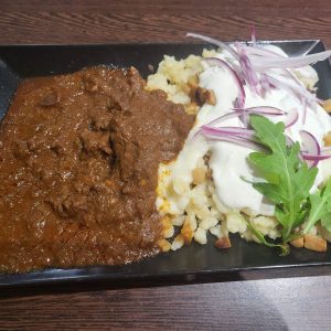 Vadpörkölt, juhtúrós sztrapacskával